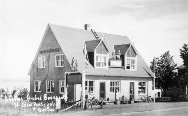 Photo inconnue, début des années 1940, coll. Gertrude Bourgault.